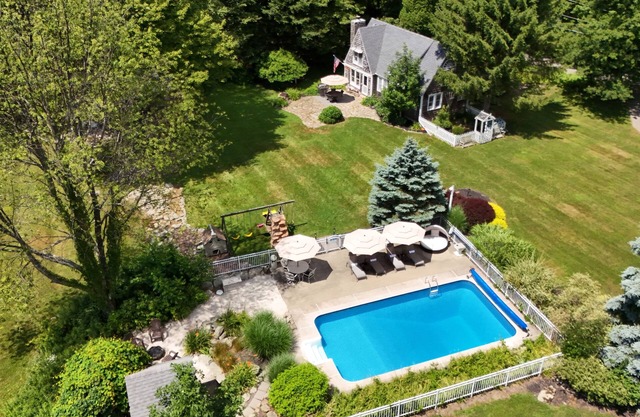pocono mtns MOUNTAIN TOP COTTAGE Vue sur la montagne, 17 acres, piscine privée chauffée
