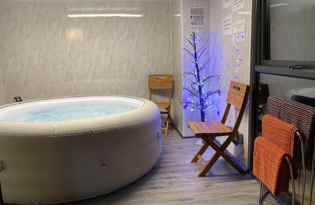 17 Cheerful 2 bed bungalow, hot tub/gym/pool table