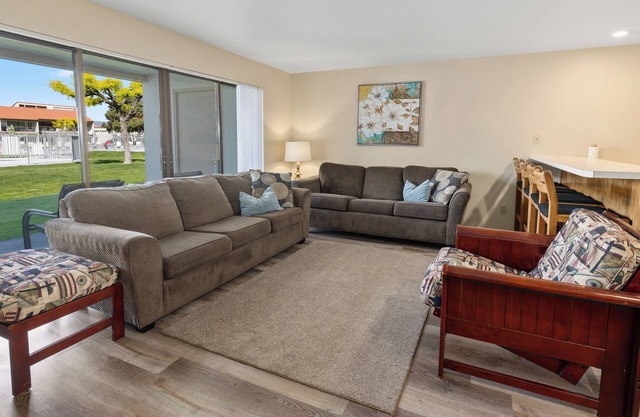 #17-Condo near large pool & shuttle to Gorge Amp-book separately