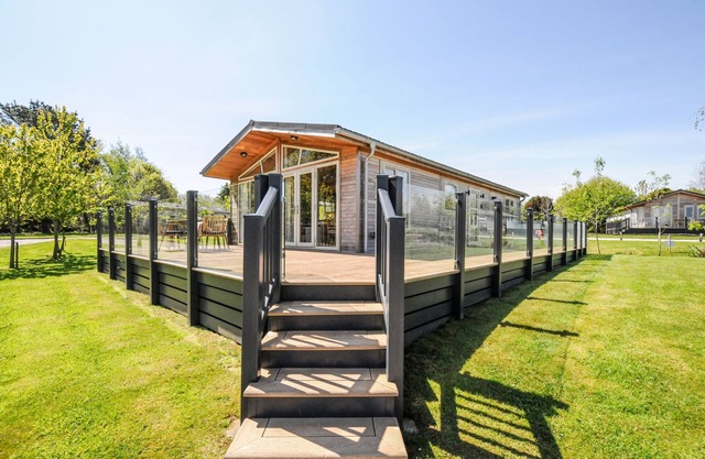 17 MEADOW RETREAT, pet friendly, with a garden in Dobwalls