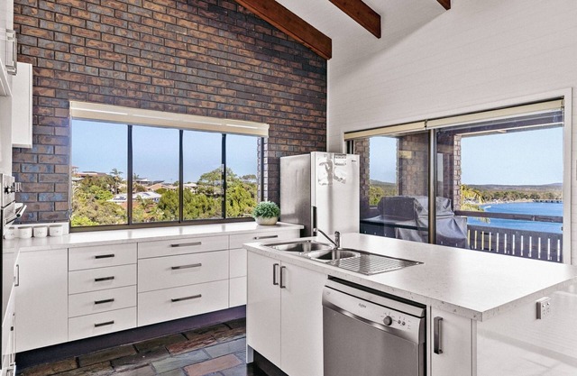 17 Pacific Crescent - Holiday Home