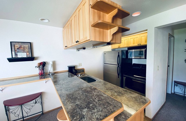 #179 Condo near large pool & shuttle to Gorge Amp-book separately