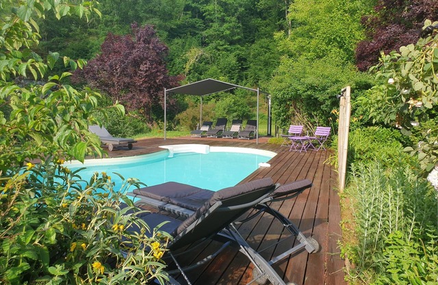 Moulin du XVIIème sur la rivière Enéa, à 6km de Sarlat. Parc aboré 2,2 hectares.