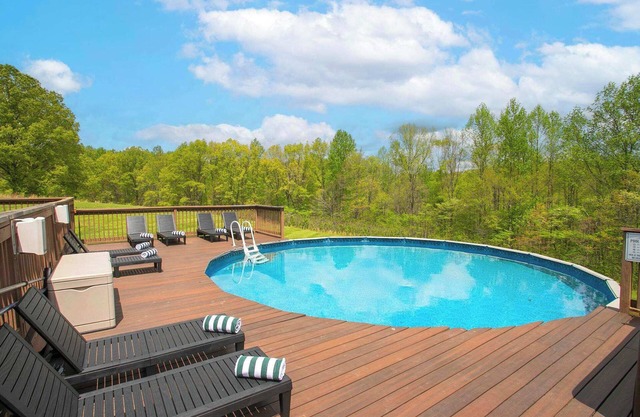 Luxury Log House set on Secluded 18-Acre Site