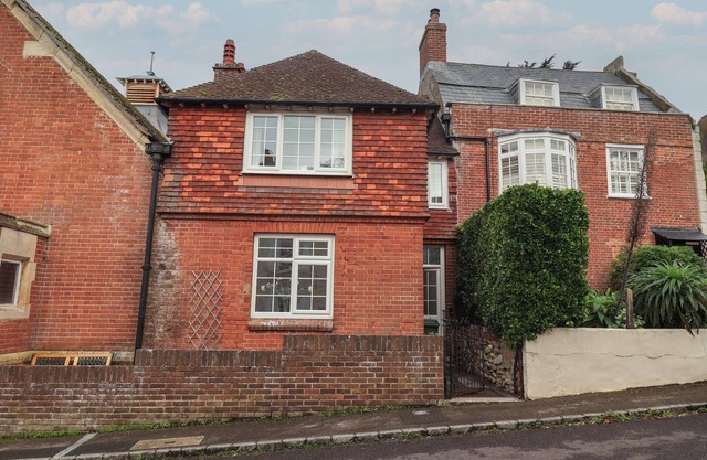 18 CHAMBERLAINE ROAD, family friendly, with a garden in Weymouth