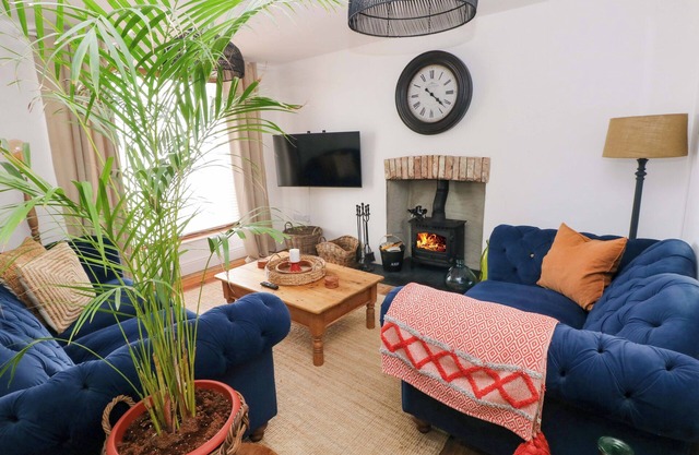 18 MAIN STREET, pet friendly, country holiday cottage in Fishguard