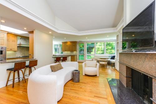 18 Mi to Boston - Stylish Unit in Upscale Enclave!