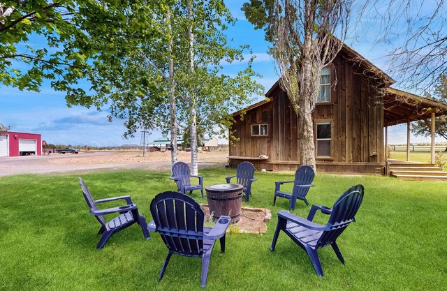 1800's Bunk House on Long Hollow Ranch, dog friendly w/ WiFi, access to trails