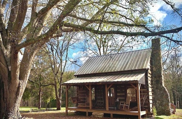 1800’s Cabin with Hot Tub, Pet Friendly