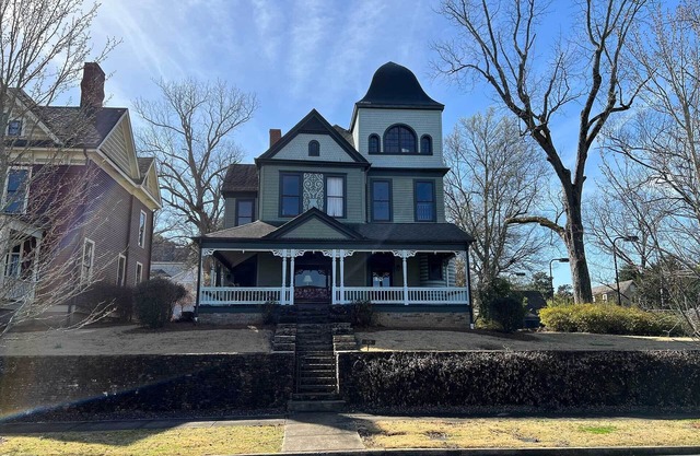1800s Historic Home w/ all new modern amenities for a one of a kind stay!
