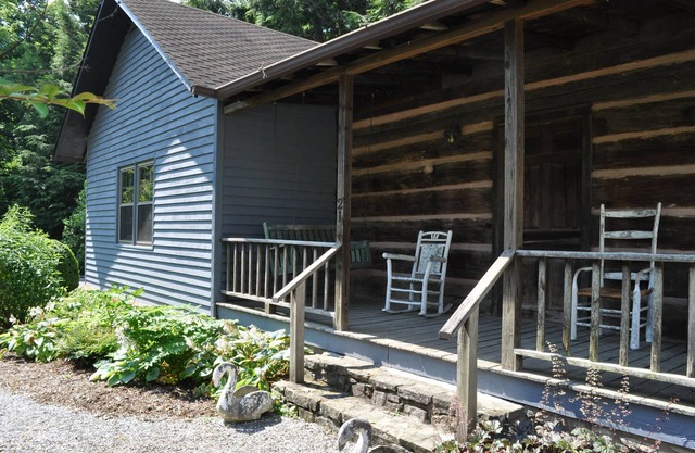 1850s log cabin 1 mile to downtown Weaverville 15% discount 7 days or more