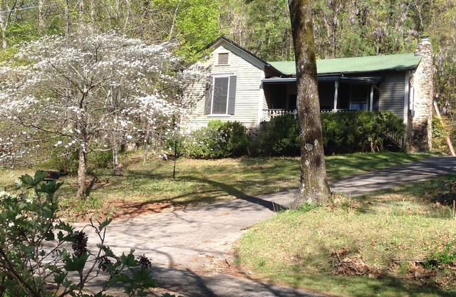Cottage d'invité de deux chambres de Springwood Inn. Contactez l'auberge pour le tarif à long terme