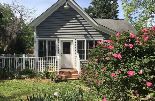 1898 Mill House in Historic District: Lunarose Cottage and Artist Retreat