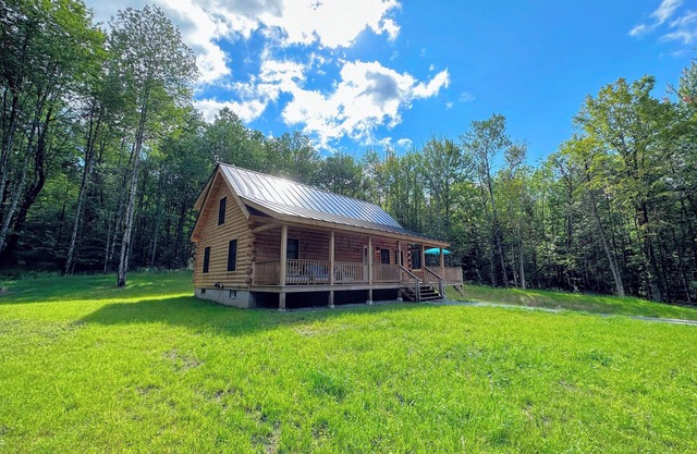 18HA Log home close to Franconia Notch; privacy, fire pit, wifi, pool/gym passes, dog friendly!