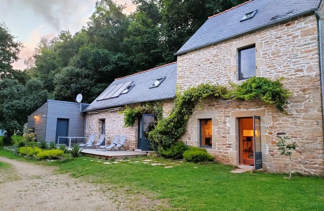 Grange 18e du moulin de Kerguerhent, sa rivière, sa forêt et ses prairies.