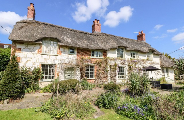 19 CLATTERFORD SHUTE, pet friendly, with a garden in Carisbrooke