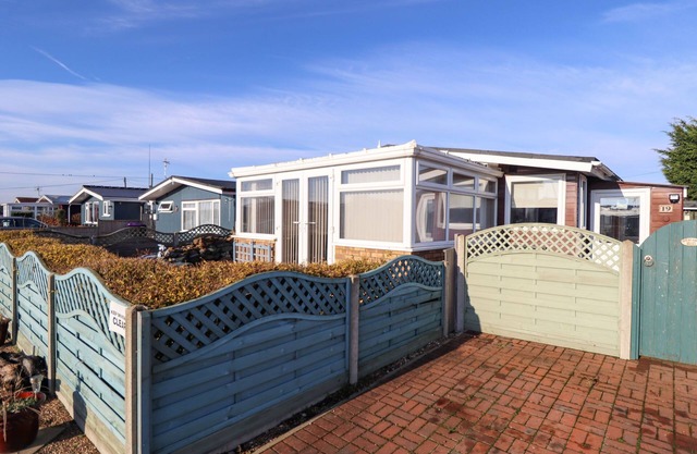 19 GRACE CRESCENT, pet friendly, with a garden in Anderby Creek
