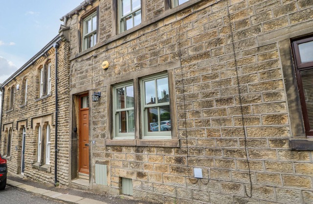 19 THE VILLAGE, family friendly in Holmbridge