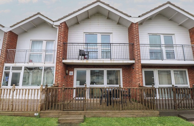 19 WATERSIDE PARK, pet friendly, country holiday cottage in Corton
