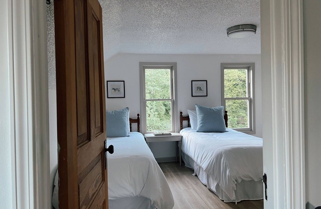 Renovated Farmhouse with Barn NEAR TOWN & WINERIES