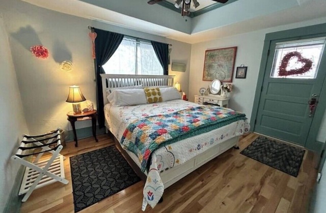 1911 Warm & Cozy Winter Cottage- The Heber House