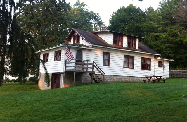 Années 1920 Cuba Lake Cottage avec 4 chambres et une salle de bains, grande cour et quai.