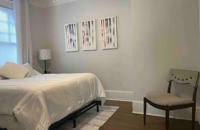 .5 mi to downtown Statesville/2000 sqft house 4beds/2.5bath AC/WiFi/Pet-Friendly