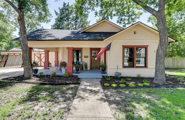1925 Craftsman Bungalow - 1 Mi to Dtwn Waxahachie!