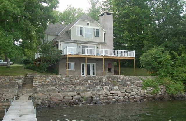 Maison au bord du lac, conviviale pour les animaux de compagnie, sur 1. 8 acres