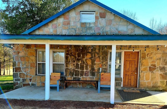 1940's Farmhouse Cottage --Hot Tub! Wi-Fi! No Cleaning Fees!