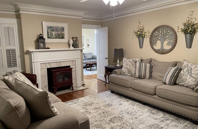 1940s 3 Bedroom 2 Bath fully furnished home in the historic Overlook District