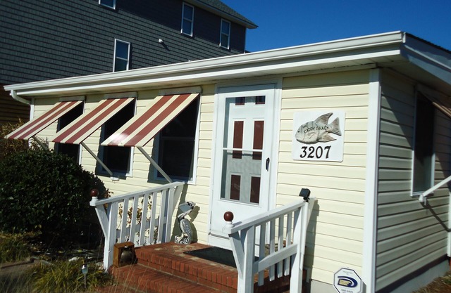 COTTAGE COACHAL NAGS HEAD BEACH DES ANNÉES 1950, EN EXCELLENT ÉTAT