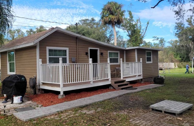 1957 Cozy tiny home 2 bedroom house close to Disney World