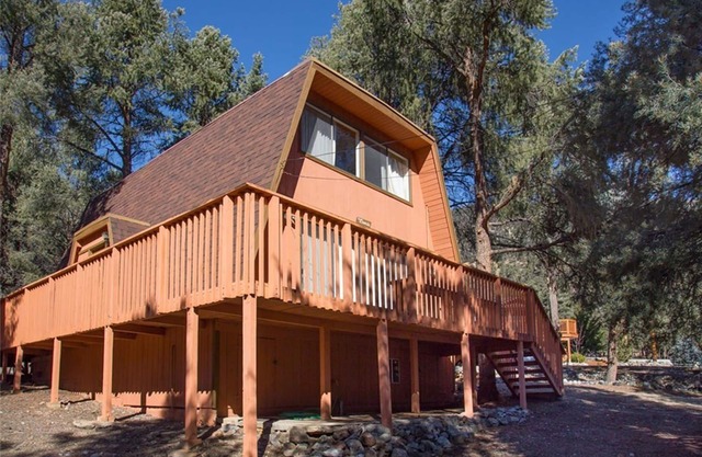 1970 Gambrel Cabin dans la forêt nationale de Los Padres