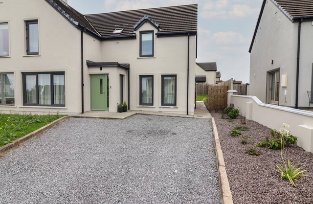 19A LIGHTHOUSE VILLAGE, family friendly in Fenit, County Kerry