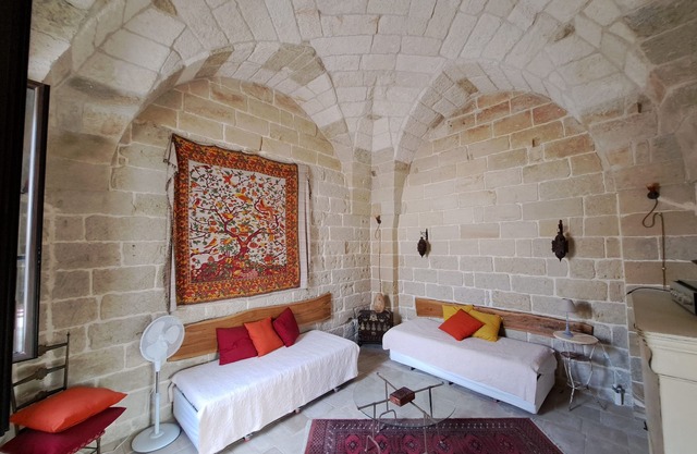 Entièrement rénové du 18ème siècle Maison traditionnelle Pierre Avec haut Voûtes
