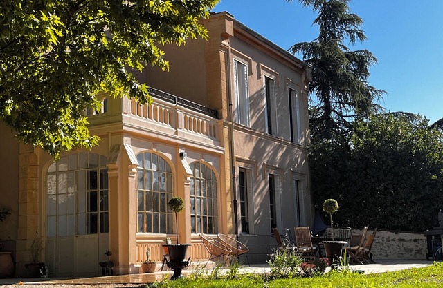 19th century manor house with panoramic view of the Sainte Baume, 15 minutes from the sea