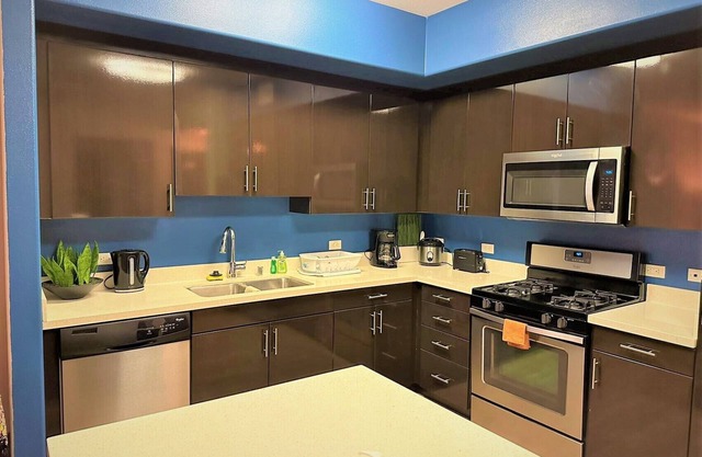1B1B Luxury Apartment Center area POOL/GYM/MALL