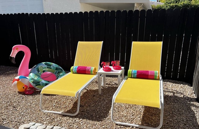 1Bd/1Ba Cozy, Private Guest House with own yard, pool and parking