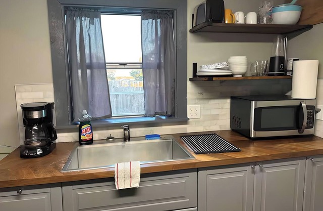 1bd Loft Close to Roscoe / Snyder. Ample parking, Good Wifi, Very Private