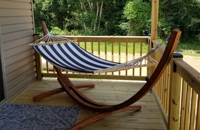 1bd+Loft, sleeps 4, 14 miles to Fort Moore