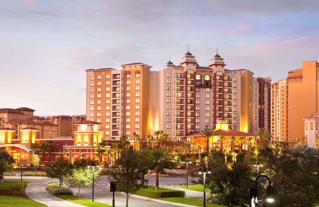 1BD/Orlando near Disney - Private Living Area, Full Kitchen, W/D and Balcony!