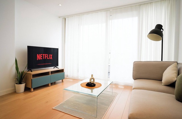 1BED-1BATH-GYM-POOL-CENTRAL LOCATION-NETFLIX-SLEEPS 4 GUESTS