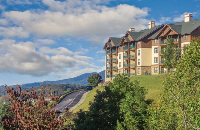 1Bed/1Bath - Smoky Mountains Retreat! Scenic Views, Pools, and More!