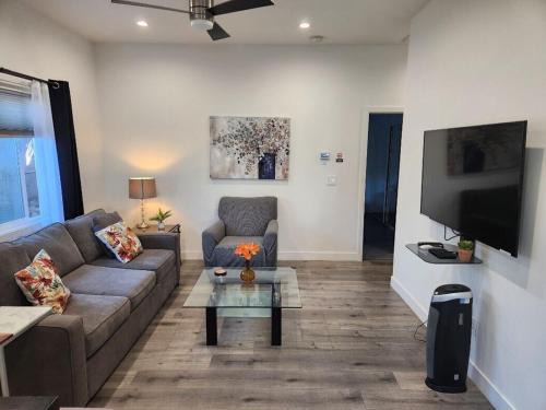 1Bed 1Full Bath, Full Kitchen, Queen Sofa Bed, Queen Bed, Parking, EV