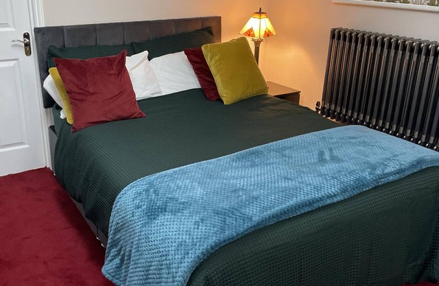 1br-Sleeps4-FreeParking-London-40Mins