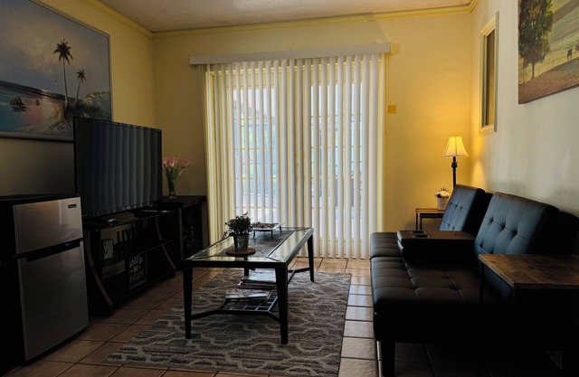 1Bedroom✔1Bathroom✔ Livingroom✔ Beach Get Away✔ Pool access✔ Quite