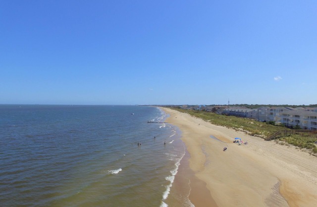 1BR 1. 5BA Sandswept Carriage House - La plage! Wifi! W / D! Spacieux!