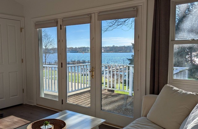 1BR; 1 Bath Cozy Lakefront Apt; 1 Block from Downtown Saugatuck!