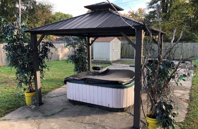 1Br - 1 Br Upscale Crosstown w/Hot Tub Sleep up to 4